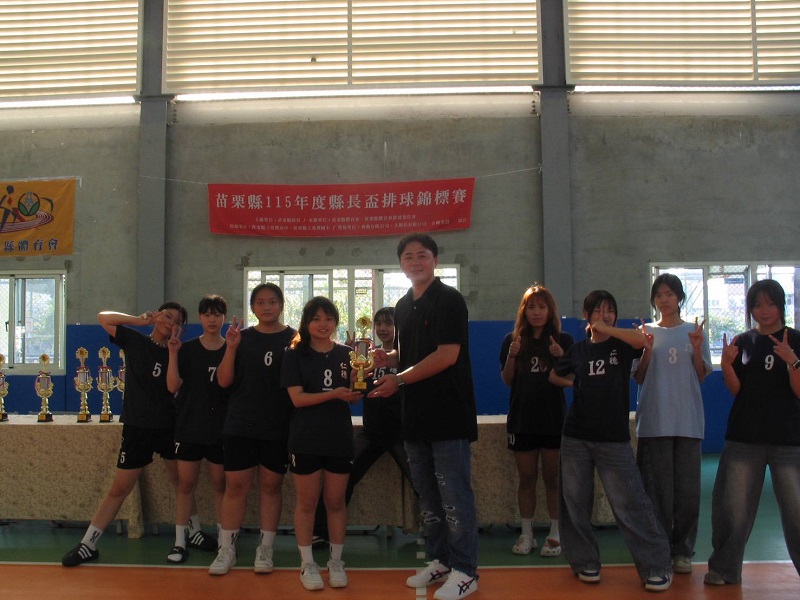 賀！本校護理科3年級林韋岑等10位同學參加115年縣長盃排球錦標賽，榮獲高中女子組第三名！